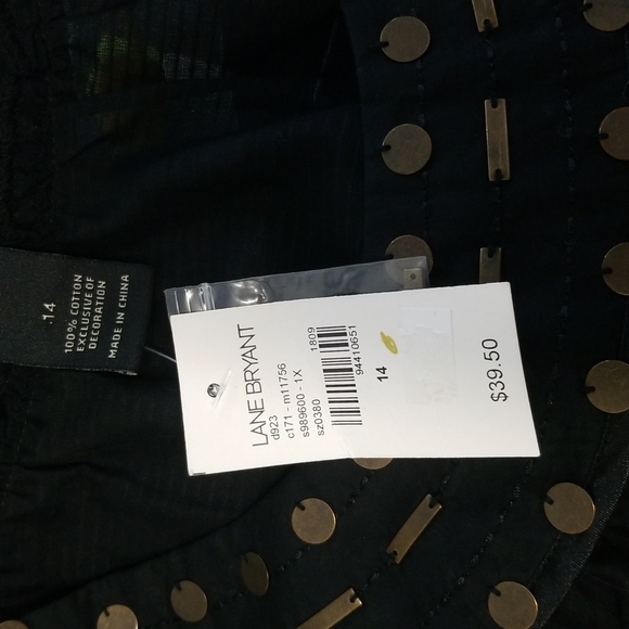 🎉Host Pick 🎉Lane Bryant Black Sleeveless Top with Gold accents on collar - Picture 6 of 7